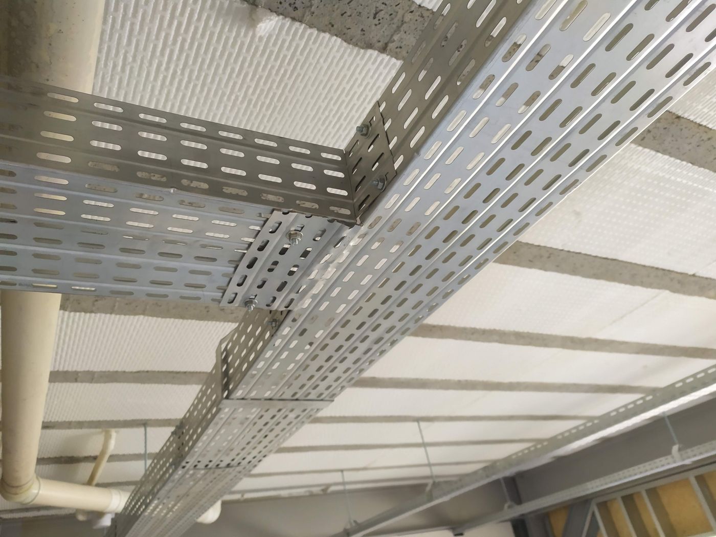 Infraestrutura de eletrocalhas para instalações elétricas