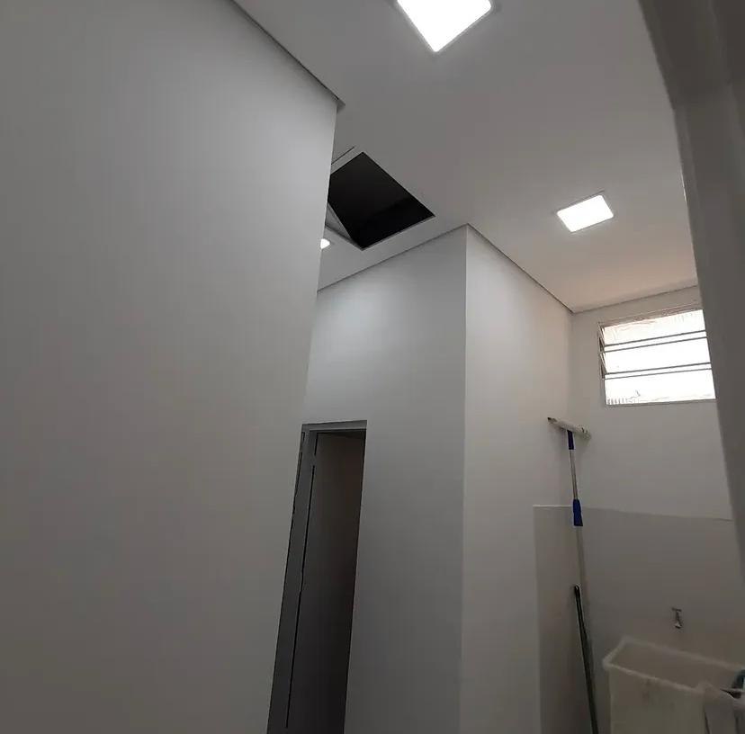 Ambiente residencial reformado, com pintura e iluminação novas